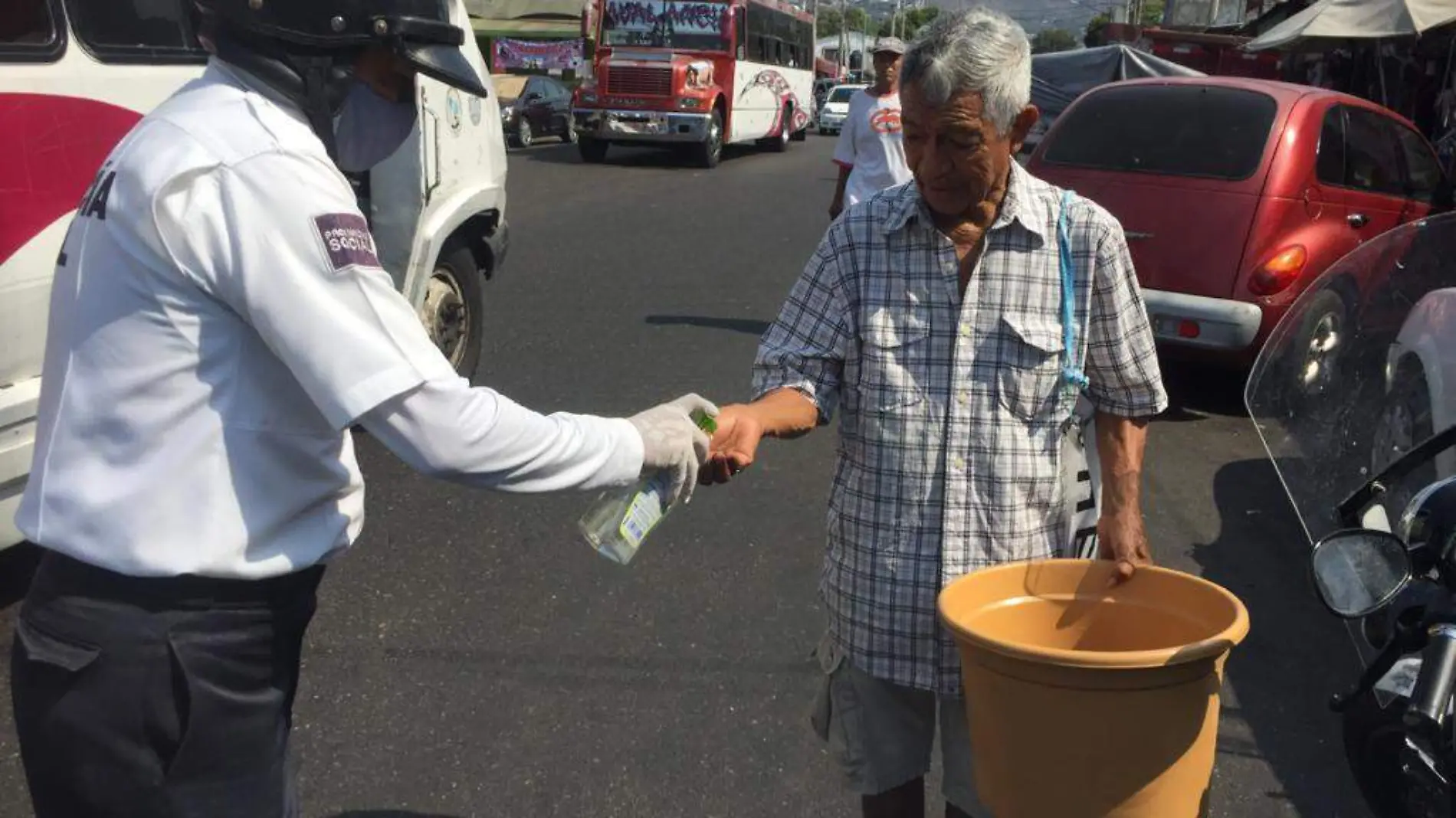 policia vial entrega gel